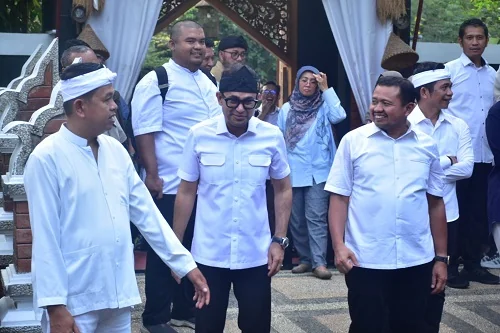 Gubernur Jawa Barat Dedi Mulyadi didampingi Bupati Sumedang Dony Ahmad Munir menyambut baik pengelolaan sampah kolaborasi lintas daerah.Dok-Diskominfosanditik Sumedang