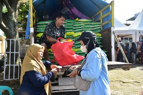 Peringati Hari Jadi Sumedang ke-448, Gebyar Sembako Duafa dan Gerakan Pangan Murah Serempak.Dok-Diskominfosanditik Sumedang