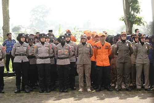 Bupati Sumedang Dony Ahmad Munir bertindak sebagai Inspektur Upacara pada Peringatan ke-97 Hari Ibu dan ke-77 Hari Bela Negara Tingkat Kabupaten Sumedang.Diskomimfosanditik