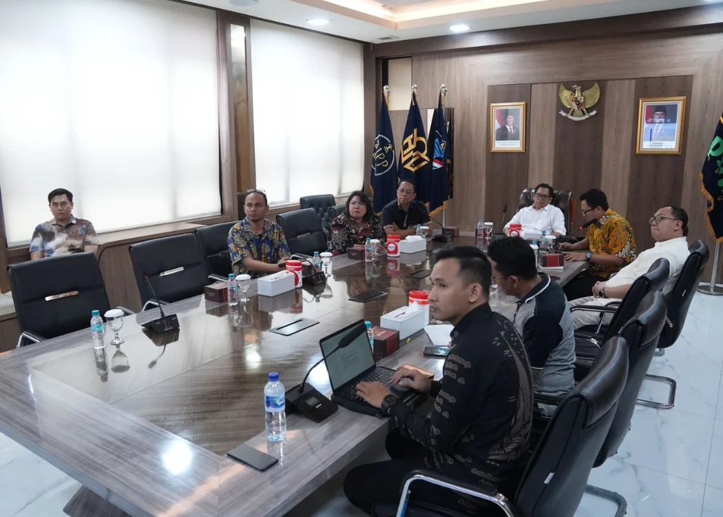 Staf Khusus Menteri Bidang Hubungan Luar Negeri Kementerian Hukum, Yadi Hendriana, memimpin langsung rapat koordinasi persiapan kegiatan "What’s Up Kemenkum: Campus Calls Out" yang bertempat di Ruang Rapat Saharjo Kanwil Jabar.Dok-Humas Kemenkum Jabar