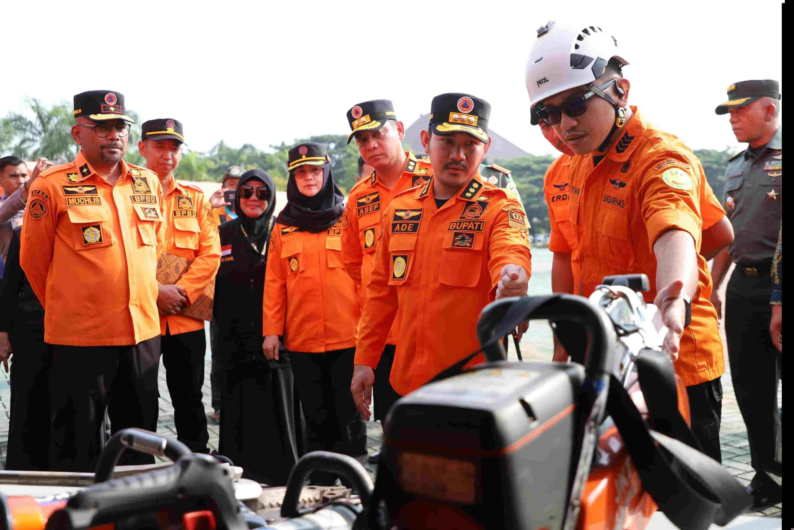 SIAGA BENCANA : Bupati Bekasi Ade Kuswara Kunang didampingi Wabup Asep Surya Atmaja bersama unsur Forkopimda, meninjau kelengkapan penyelematan milik BPBD Kabupaten Bekasi dan relawan kebencanaan, pada Apel Kesiapsiagaan Bencana Hidrometeorologi Tahun 202