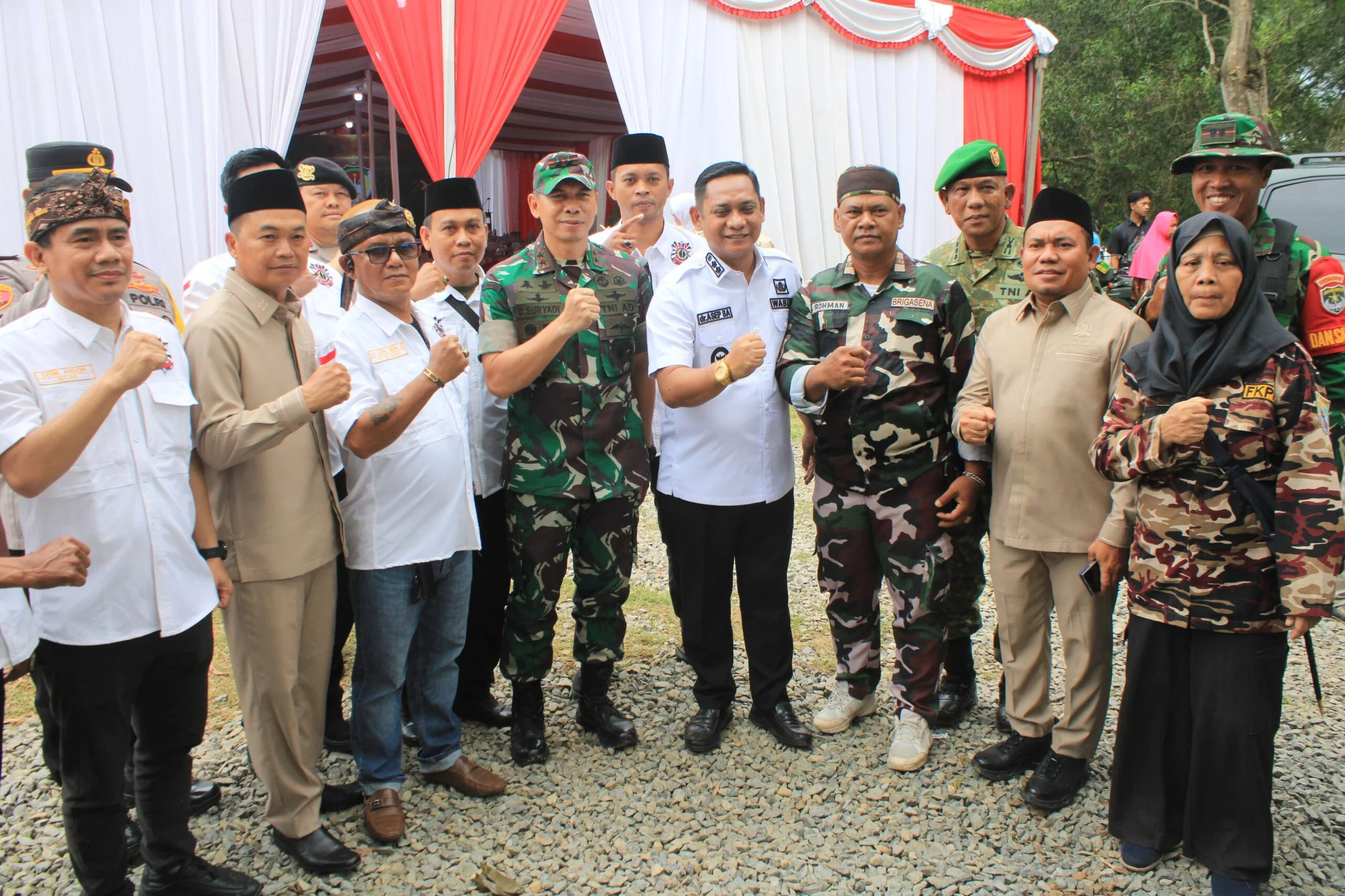 Wakil Bupati Bekasi, dr. Asep Surya Atmaja, menghadiri upacara penutupan TNI Manunggal Membangun Desa (TMMD) ke-126 Tahun 2025.Ist