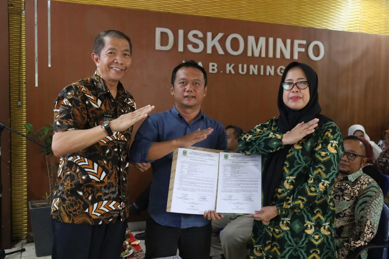 Kegiatan tersebut dihadiri langsung oleh Kepala Diskominfo Kabupaten Kuningan, Drs. H. Ucu Suryana, M.Si., didampingi Ketua Dharma Wanita Persatuan unit Diskominfo, para Kepala Bidang, serta seluruh staf.IKP/Diskomimfo Kuningan
