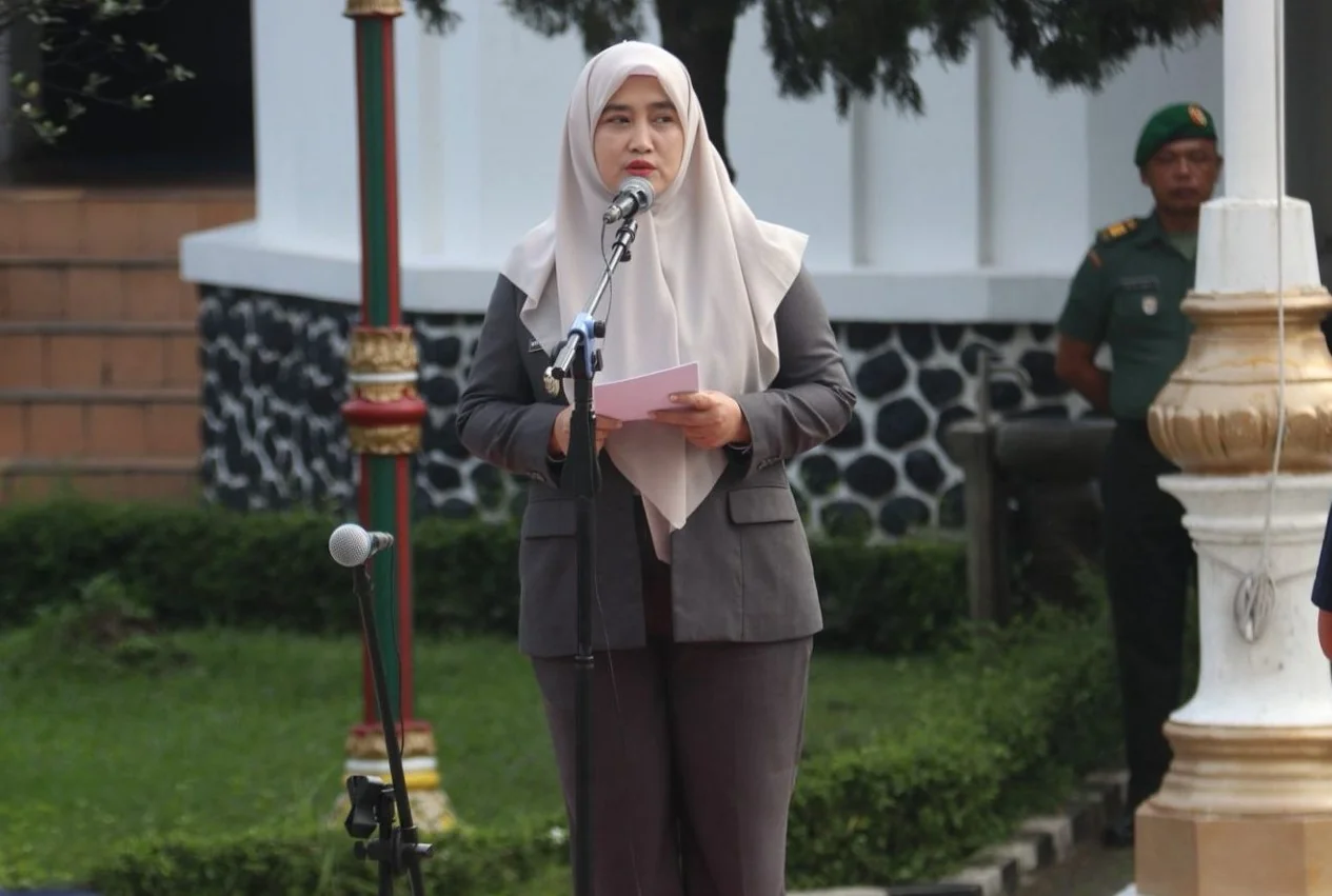 Wakil Wali Kota Cirebon, Siti Farida Rosmawati, bertindak sebagai inspektur upacara yang diikuti oleh jajaran ASN, unsur TNI-Polri, serta perwakilan berbagai elemen masyarakat.Ist