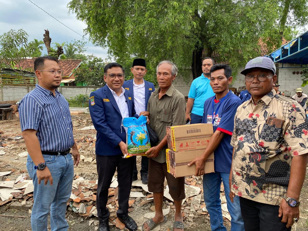 Kepala Dinas Sosial Kabupaten Bekasi, Alamsyah, bersama Karang Taruna Kabupaten Bekasi menunjukkan komitmennya terhadap pembangunan kesejahteraan sosial masyarakat melalui Program Nyaba Desa.Ist