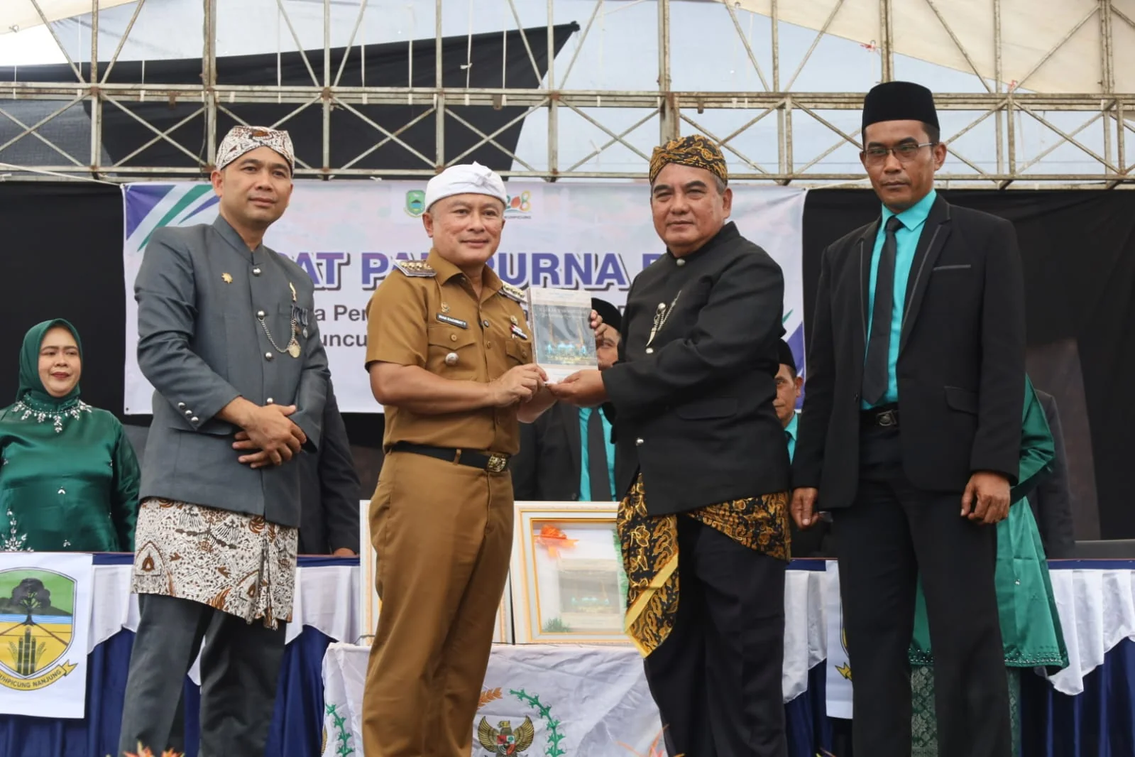 Bupati Kuningan, Dr. H. Dian Rachmat Yanuar, M.Si., menghadiri puncak peringatan Hari Jadi ke-208 Desa Dukuhpicung, Kecamatan Luragung.Ist