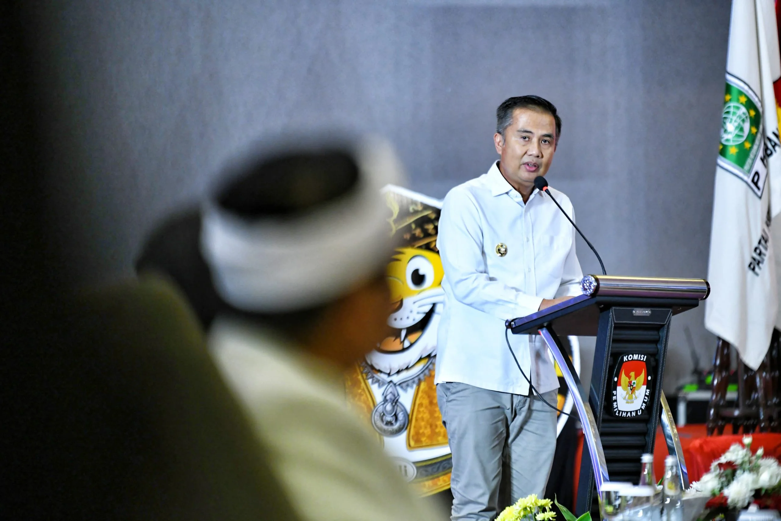 Bey Machmudin saat Rapat Pleno KPU Jabar Penetapan Pasangan Calon Gubernur/Wakil Gubernur Terpilih di Hotel Grand Mercure Bandung Setiabudi, Kota Bandung, Kamis (9/1/2025).