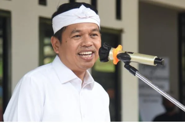 Dedi Mulyadi, Calon Gubernur Jawa Barat (Jawa Barat), konsisten pisan dina ngalestarikeun budaya jeung tradisi seni Sunda. Manéhna pohara getol jeung getol ngamumulé budaya Sunda