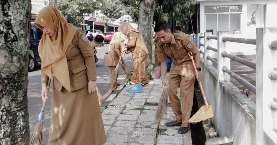 Bupati Herdiat menekankan bahwa gerakan ini merupakan wujud komitmen pemerintah daerah dalam menciptakan lingkungan yang nyaman dan asri bagi masyarakat.Dok-Diskominfo Kab Ciamis