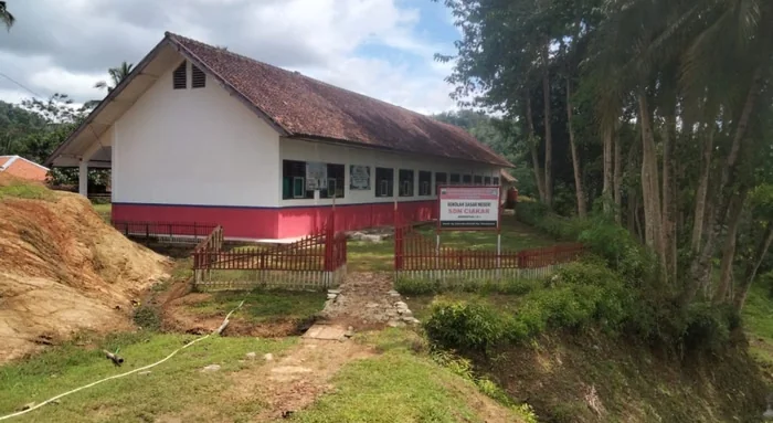 Sakola Dasar Ciakar mangrupikeun hiji-hijina sakola di Désa Girimukti, Kacamatan Sindangbarang, Kabupatén Cianjur, Jawa Kulon. (Ft MI)
