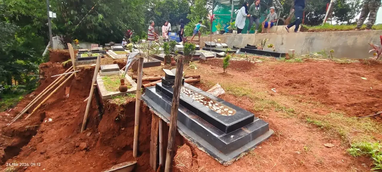 Longsor di Tempat Pemakaman Umum (TPU) Muara Benda, Kampung Mampangan RW 09, Kelurahan Kemirimuka, Kecamatan Beji, Senin (23/03/26). (Foto: dok. Narasumber)