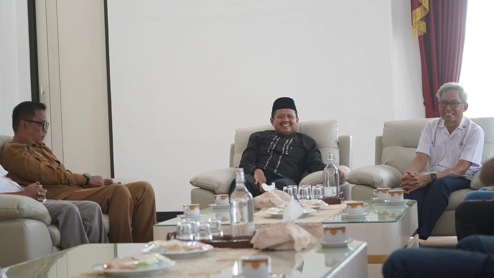 Bupati Dony Ahmad Munir saat Menerima Aundensi dengan Jajaran PMI Kabupaten Sumedang di Ruang Kerja Bupati PPS, Senin.Dok-Diskominfosanditik Sumedang