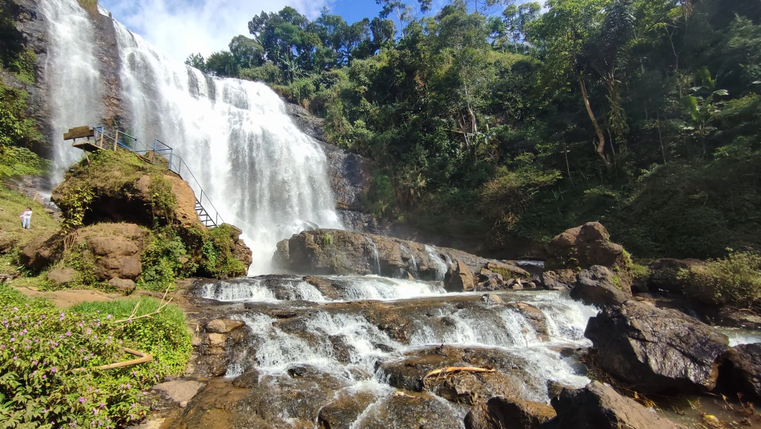 Curug Cikondang Bandung: Wisata Alam Tersembunyi dengan Panorama Hutan Asri dan Niagara Mini