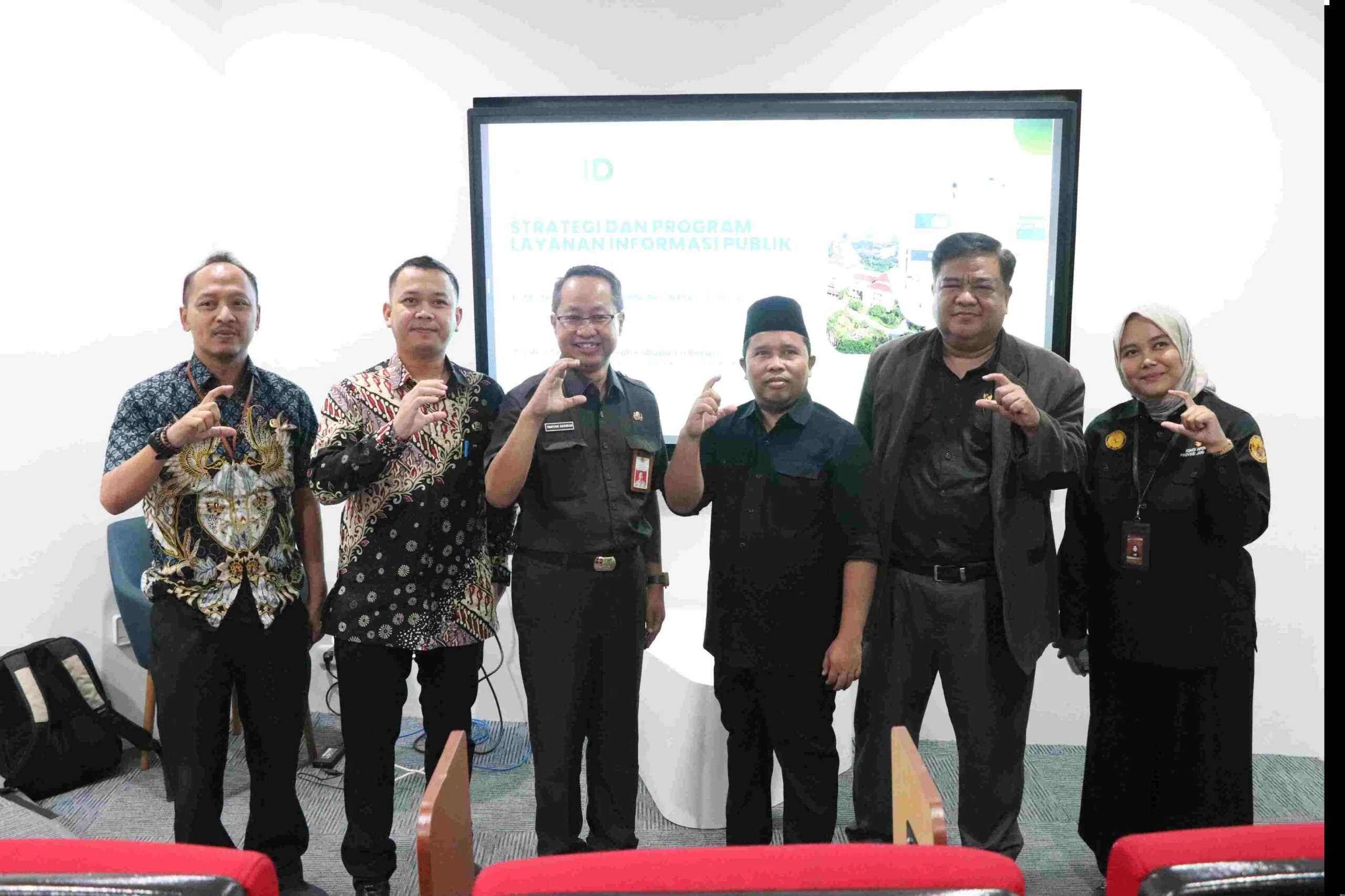 Pemerintah Kabupaten Bekasi melalui Dinas Kominfosantik mengikuti kegiatan verifikasi Self-Assessment Questionnaire (SAQ) Monitoring dan Evaluasi Penerapan UU No. 14 Tahun 2008 tentang Keterbukaan Informasi Publik pada Badan Publik se-Jawa Barat yang dige