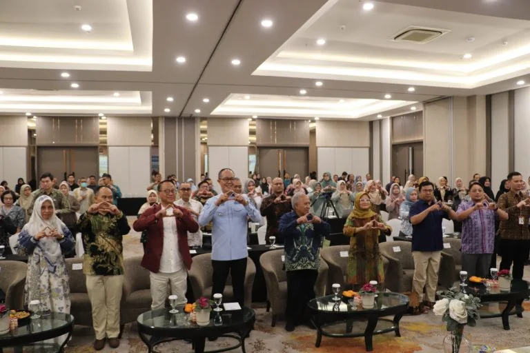 Wali Kota Sukabumi Ayep Zaki ketika membuka seminar.Ist