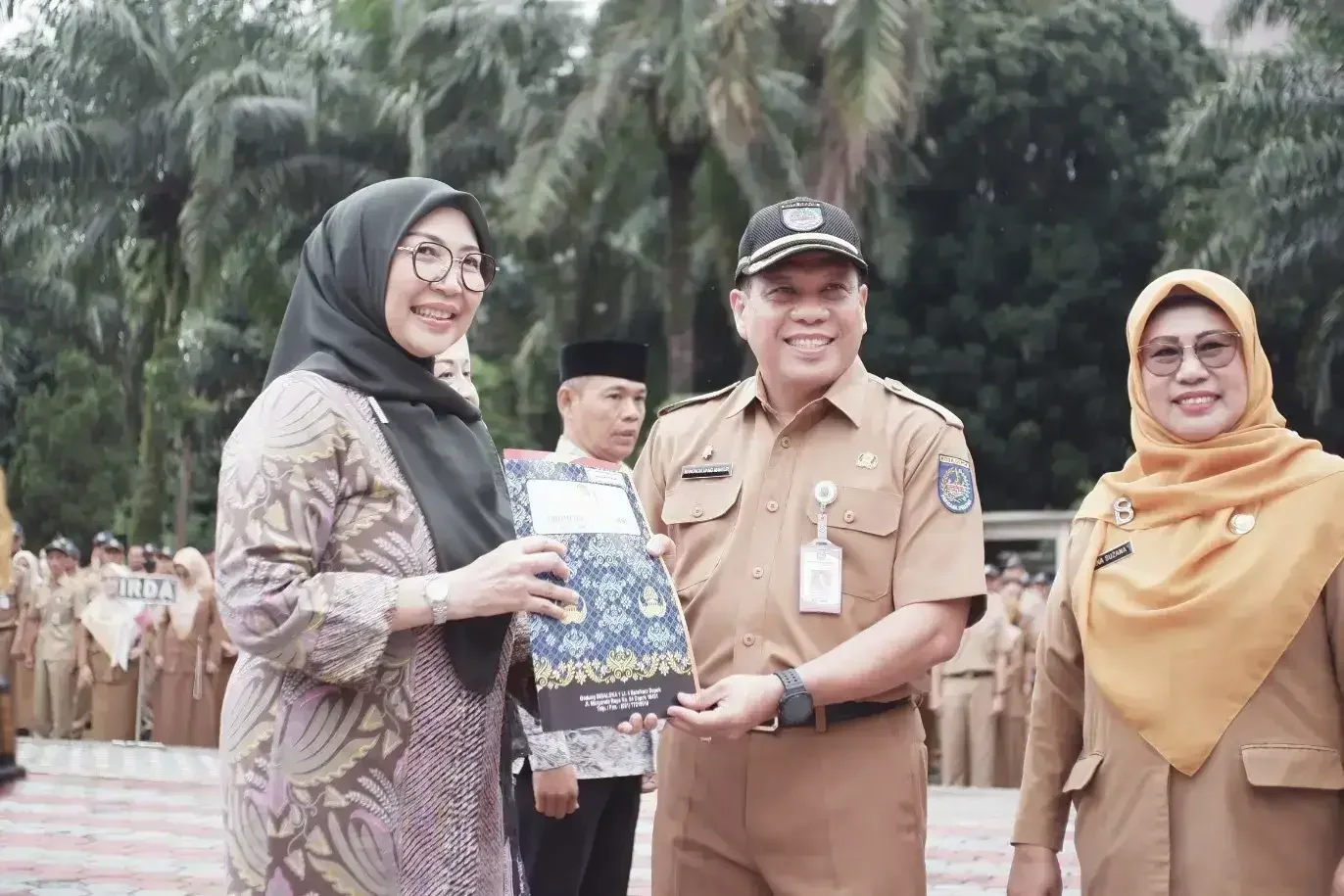 Sekretaris Daerah (Sekda) Kota Depok, Mangnguluang Mansur didampingi Asisten Administrasi dan Umum, Nina Suzana menyerahkan Surat Keputusan (SK) Pensiun.Dok-Diskominfo Kota Depok