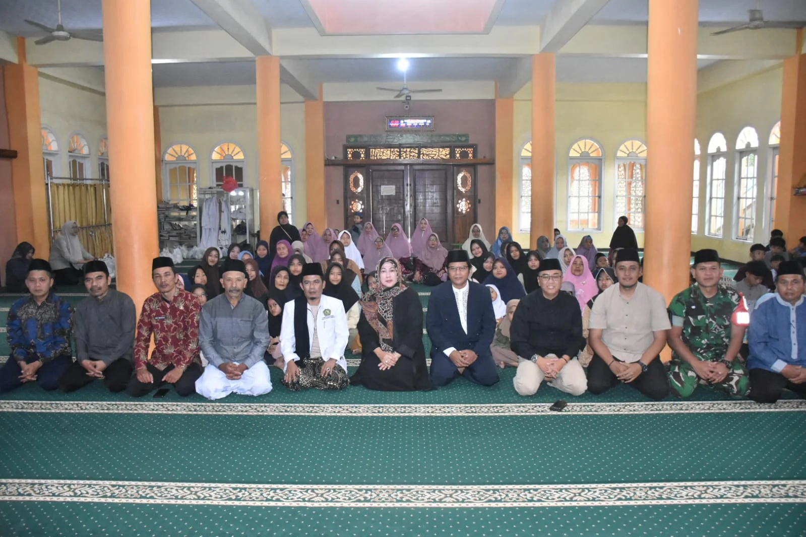 Wakil Bupati Kuningan Tuti Andriani, S.H., M.Kn. menyampaikan apresiasi kepada Yayasan Baiturrahman, pemerintah desa, serta seluruh masyarakat yang telah berinisiatif dan bekerja sama menyelenggarakan kegiatan santunan tersebut.Dok-t/diskominfo/prokompim