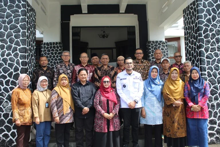 Wakil Wali Kota Sukabumi Bobby Maulana melepas secara resmi 13 orang Pegawai Negeri Sipil.Ist