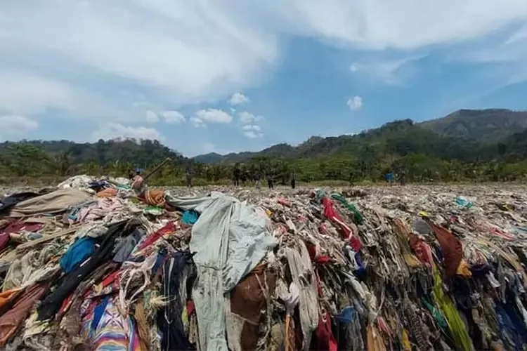 Pantai Talanca Sukabumi Kembali Dipenuhi Sampah Kain