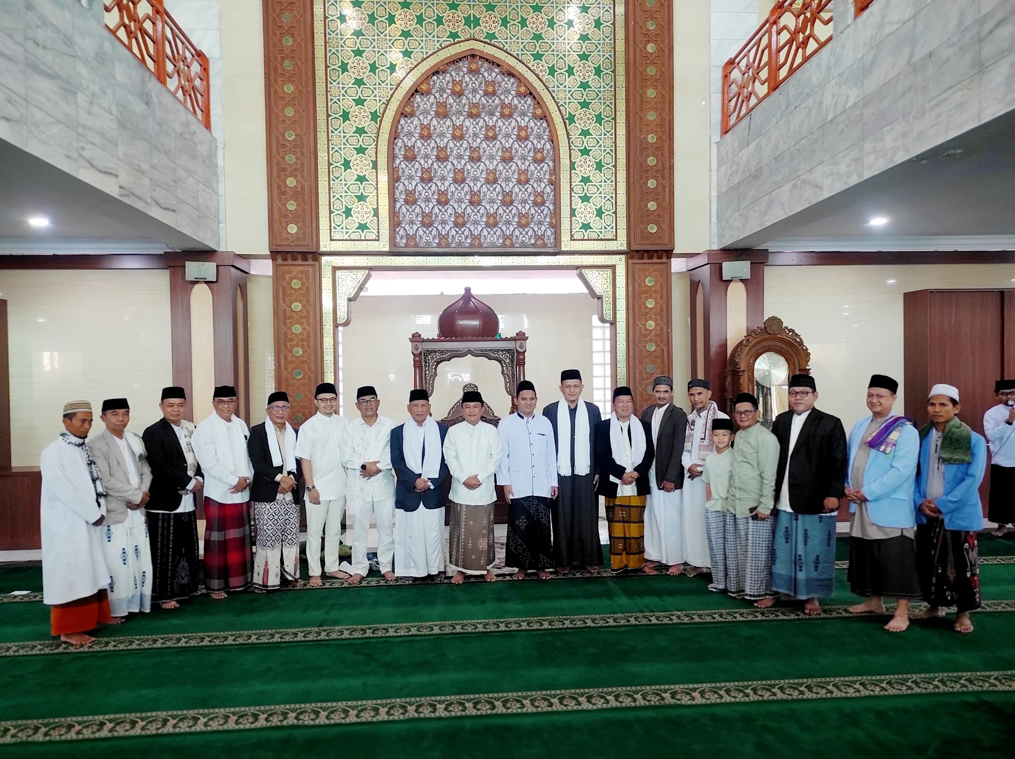 Bupati Kuningan, Dr. H. Dian Rachmat Yanuar, M.Si, Ust. Solahudin SQ, S.Ag., Al-Hafidz, KH. Jajang Aisyul Muzaki, Lc., M.Pd.I, Sekda Uu Kusmana, S.Sos., M.Si, serta jajaran Forum Koordinasi Pimpinan Daerah (Forkopimda) dan para kepala perangkat.Dok-t/ikp/