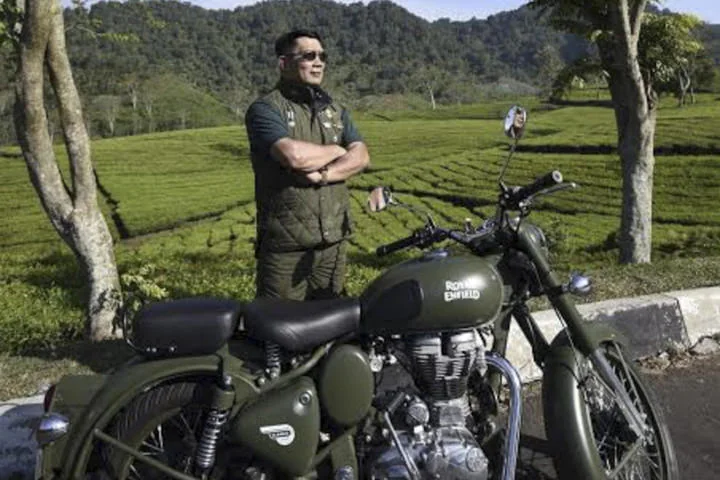 Ridwan Kamil dengan motor mewahnya yang disita KPK.