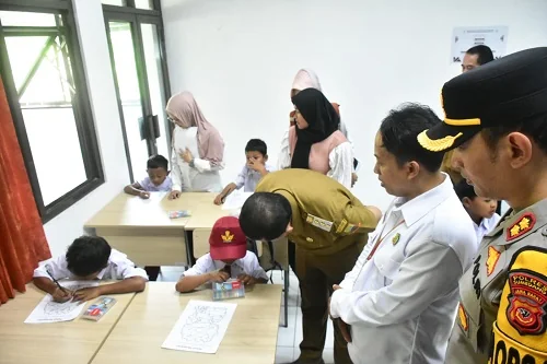 Fikri diantar langsung Bupati Sumedang Dony Ahmad Munir untuk bersekolah di Sekolah Rakyat Kabupaten Sumedang, Senin pagi.Dok-Diskominfosanditik Sumedang