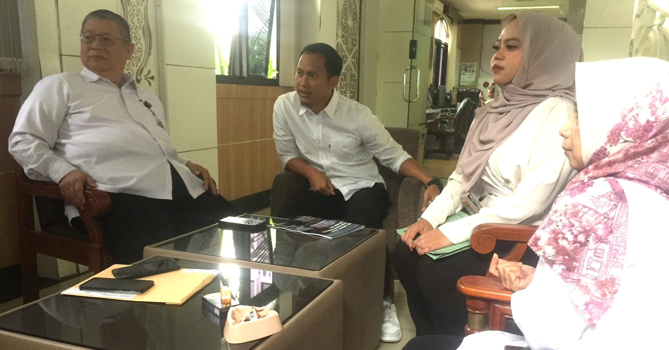 Pejabat Fungsional Humas Protokol dan Publikasi Sekretariat DPRD Jabar, M Hafidz SH (kiri) di kantornya, Rabu, 26 Februari 2025.