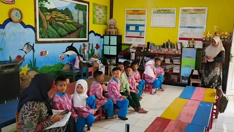 Kartu Identitas Anak (KIA) sama pentingnya dengan KTP-el.  KIA, identitas resmi anak sebagai bukti bahwa ia terdaftar dalam data kependudukan Kabupaten Sumedang.Ist