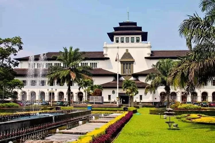 Selain di Gedung Sate, Dedi Mulyadi juga akan berkantor di  wilayah di Jawa Barat.