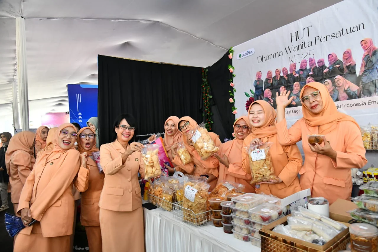 Dewan Penasihat DWP Provinsi Jabar Amanda Soemedi saat puncak peringatan HUT ke – 25 DWP di Gedung Sate, Kota Bandung, Selasa (17/12/2024).