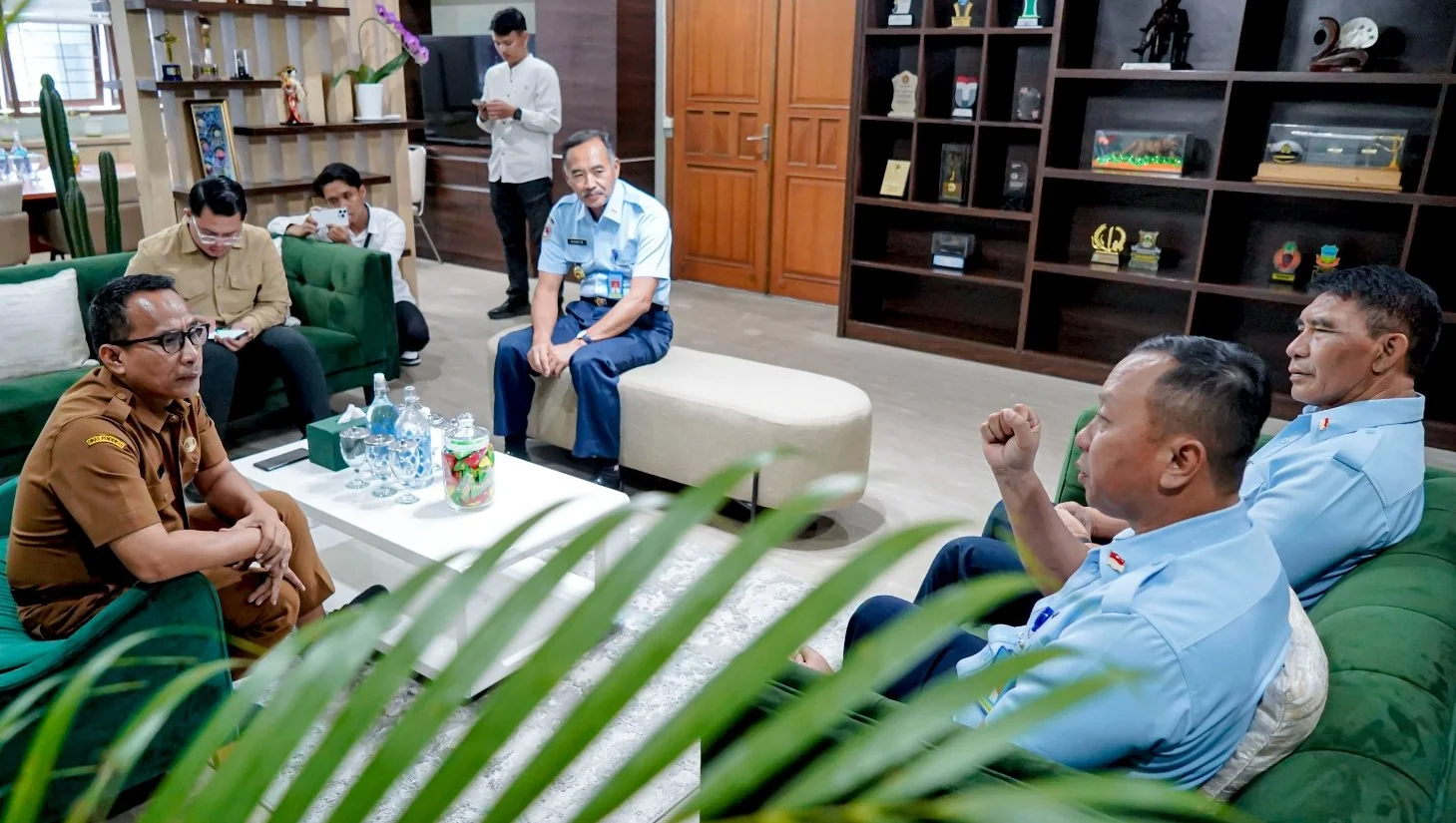 Kadisdik Jabar, Purwanto saat beraudiensi dengan perwakilan SMA Taruna Nusantara di Kantor Disdik Jabar, Senin, 4 Agustus 2025.