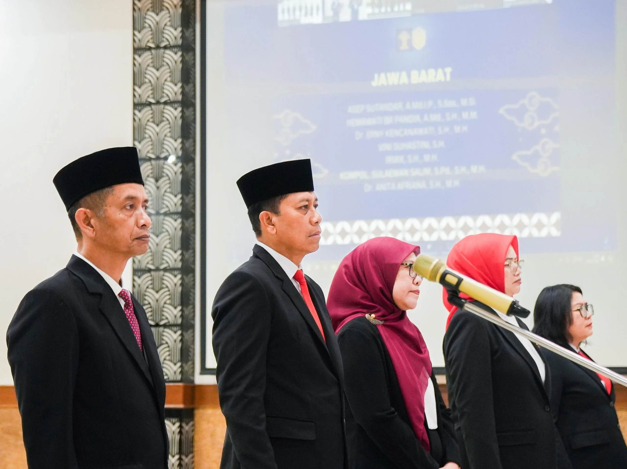 Kepala Kantor Wilayah Kemenkum Jabar, Asep Sutandar, beserta Kepala Divisi Pelayanan Hukum (Kadiv YANKUM), Hemawati Br Pandia, turut diambil sumpahnya sebagai anggota MKNW.Ist