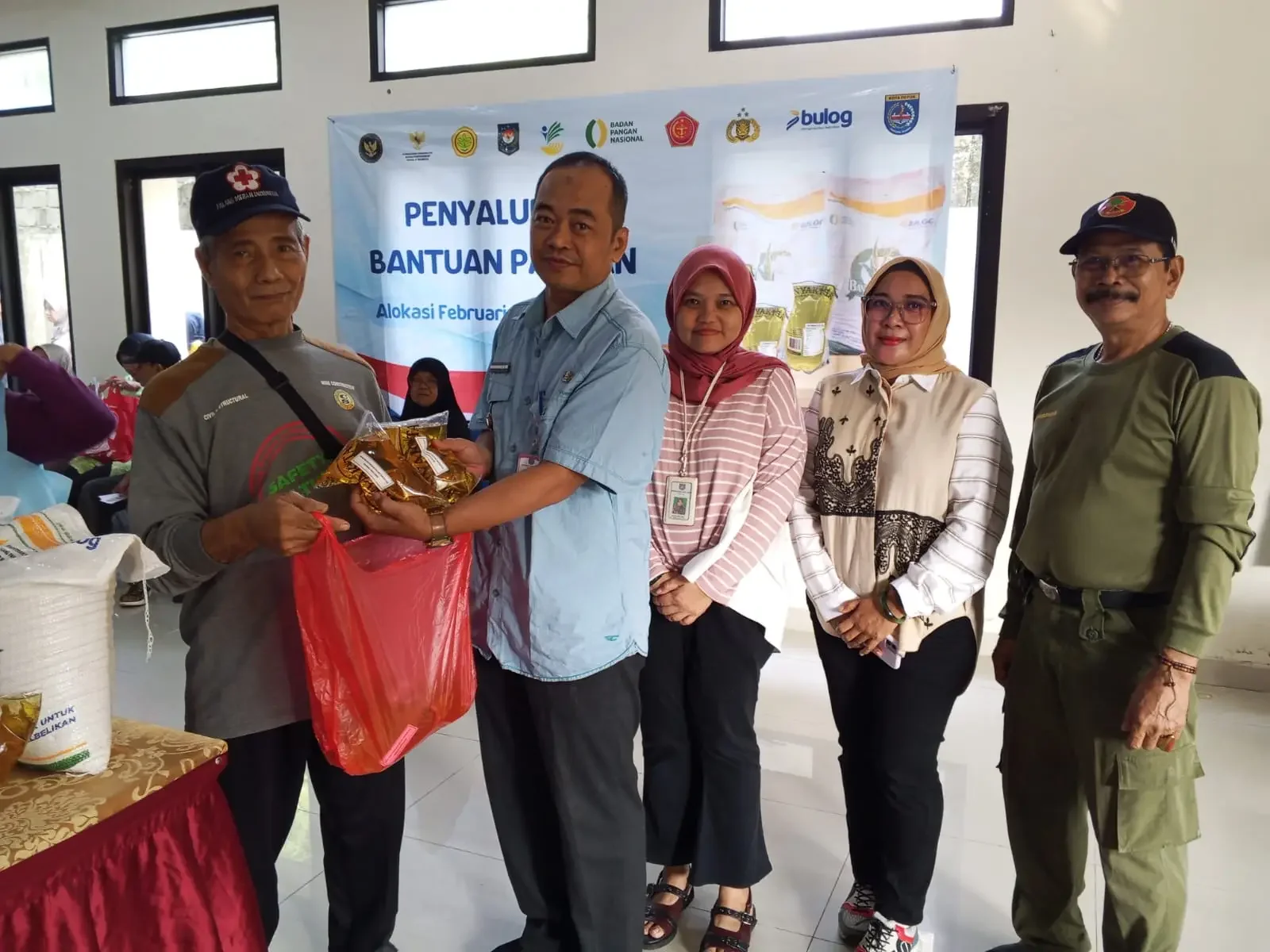 Lurah Pondok Cina, Nurman Hakim, secara simbolis menyerahkan bantuan sosial kepada warga Pocin, Jumat (24/04/26). (Foto:dok.Narasumber)