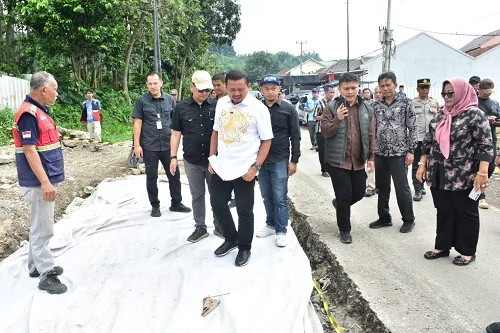 Bupati Sumedang Dony Ahmad Munir meminta, warga masyarakat mengawal proses pengerjaan pembangunan jalan Conggeaang- Ujungjaya.Dok-Diskomimfosanditik Sumedang