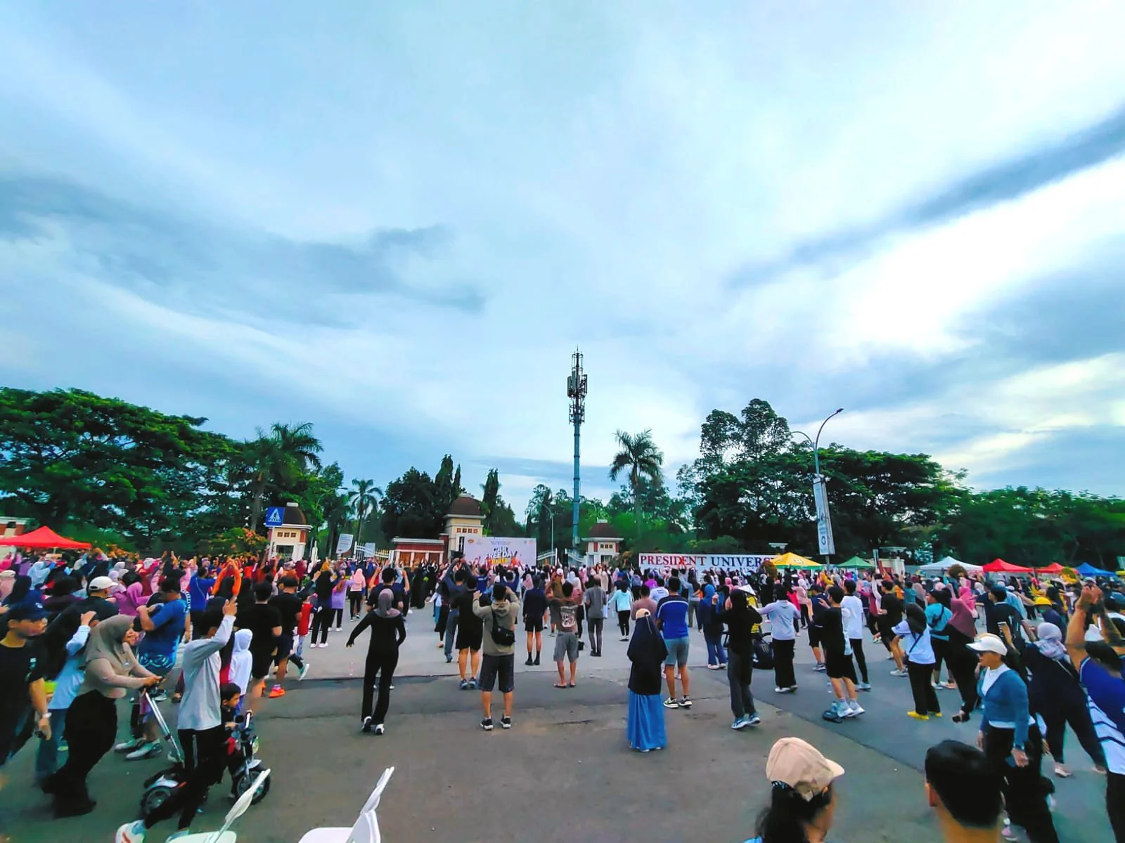 CFD : Car Free Day ke-4 yang digelar Pemkab Bekasi di kawasan Jababeka Cikarang disambut antusias ribuan warga dari berbagai wilayah, Minggu (14/12/2025). Foto : Andi Imanuddin/Diskominfosantik.