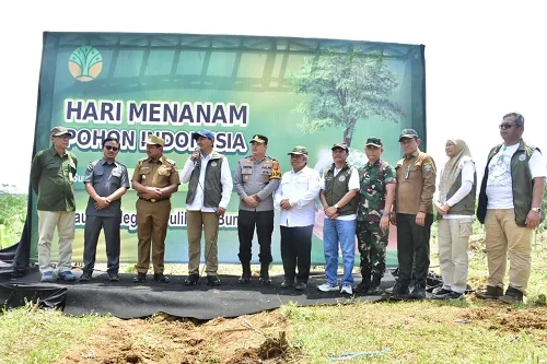 Bupati Sumedang Dony Ahmad Munir mendampingi  Wakil Menteri Kehutanan Rohmat Marzuki menanam pohon memperingati Hari Menanam Pohon di  Desa Keboncau, Kecamatan Ujungjaya.Ist