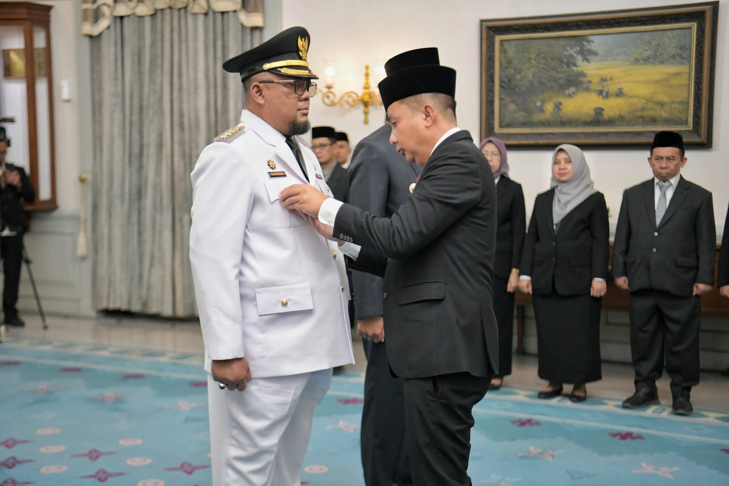 Penjabat Gubernur Jawa Barat Bey Machmudin melantik Penjabat Wali Kota Banjar dan penyerahan Kepmendagri Perpanjangan Masa Jabatan Penjabat Wali Kota Cirebon di Gedung Pakuan, Kota Bandung, Rabu (11/12/2024).