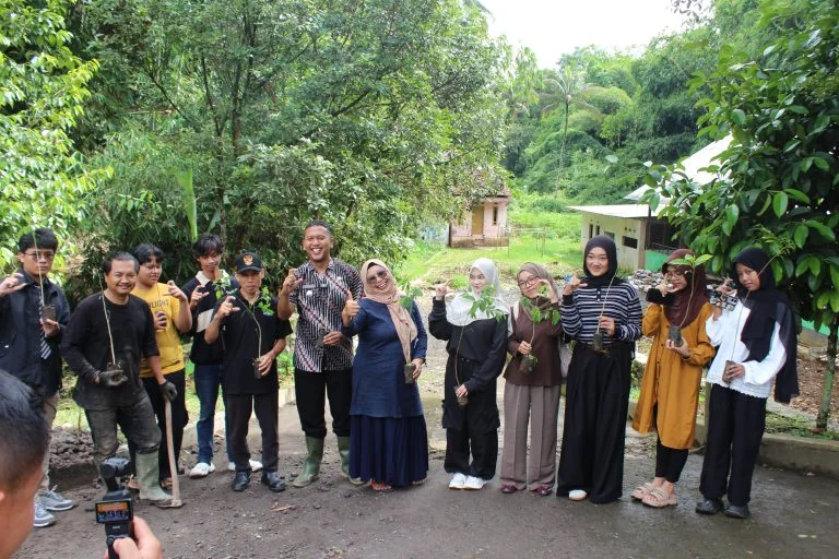Berupaya menjaga kelestarian lingkungan, pihak Kelurahan Cisarua bersama berbagai pihak setiap pekan rutin melakukan penanaman pohon, dalam kegiatan Jumat Menanam (Junam).Dok-Diskominfo Kota Sukabumi