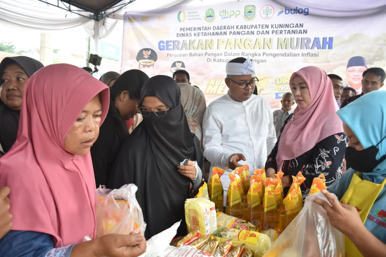 Wakil Bupati Kuningan Tuti Andriani, Kepala Dinas Ketahanan Pangan dan Pertanian Wahyu Hidayah, Camat Sindangagung Devi Ardeni, serta unsur perangkat daerah, distributor, petani, dan masyarakat setempat.Dok-IKP/Diskominfo/Prokompim