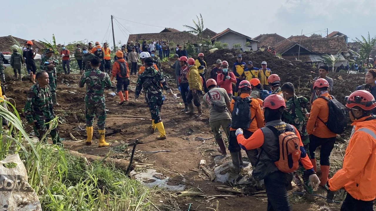Evakuasi Korban Longsor Cisarua Hari ke-9, Basarna Kebut Pencarian 10 Korban