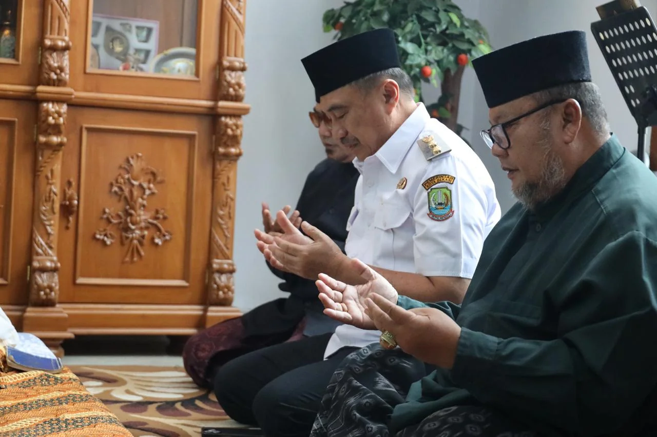 Wakil Wali Kota Bekasi Abdul Harris Bobihoe bertakziah ke rumah duka Tokoh Agama sekaligus Pengurus Forsila H Hamzah bin Syahroni.Ist