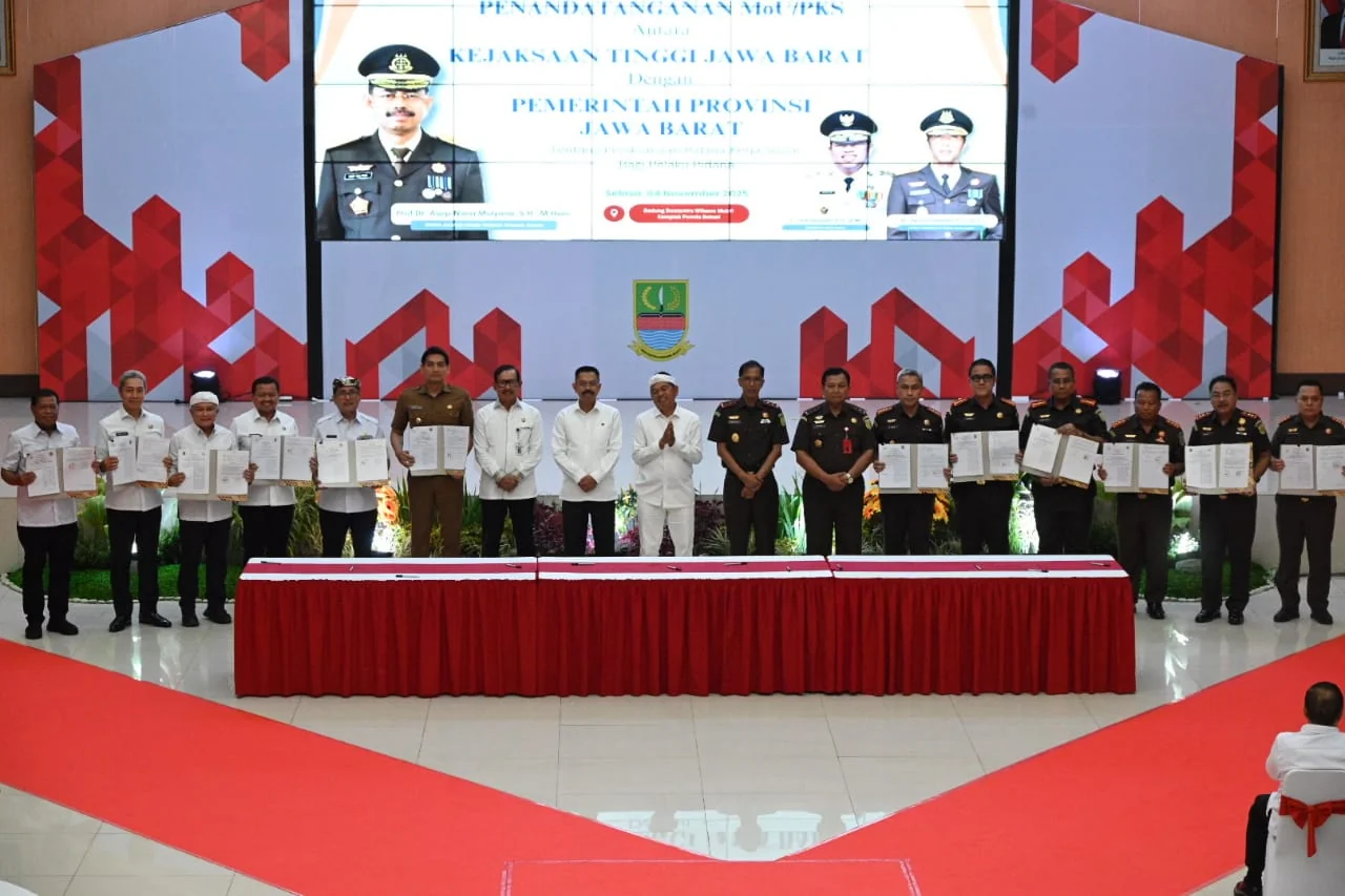 Bupati Kuningan, Dr. H. Dian Rachmat Yanuar, Msi hadir dalam acara Penandatanganan MoU antara Kepala Kejaksaan Tinggi Jawa Barat dengan Gubernur Provinsi Jawa Barat.Ist