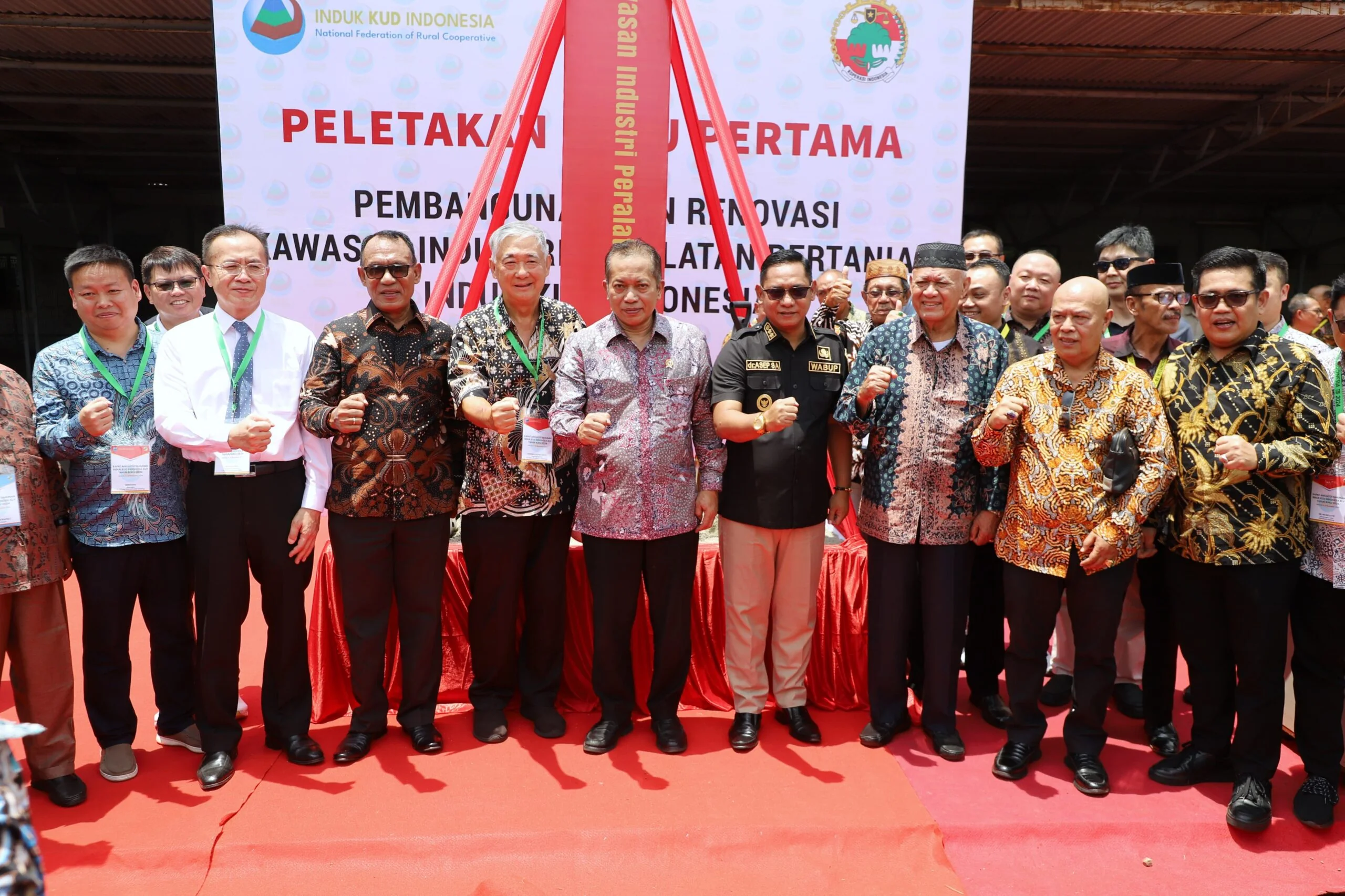 Wakil Bupati Bekasi dr. Asep Surya Atmaja mendampingi Menteri Koperasi Ferry Juliantono dalam kegiatan Peletakan Batu Pertama pembangunan dan renovasi kawasan industri peralatan pertanian Induk KUD.Ist