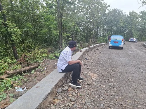 Bupati Sumedang Dony Ahmad Munir turun langsung ke lapangan untuk memastikan proses pengerjaan berjalan optimal dan sesuai standar kualitas yang telah ditetapkan.Dok-Diskominfosanditik Sumedang