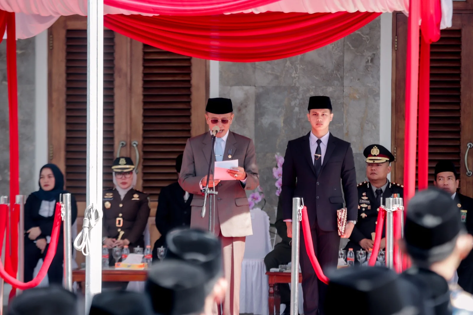 Bupati Ciamis, Herdiat Sunarya, yang bertindak sebagai inspektur upacara, menyampaikan pesan mendalam mengenai pentingnya persatuan dan kepedulian sosial.Ist