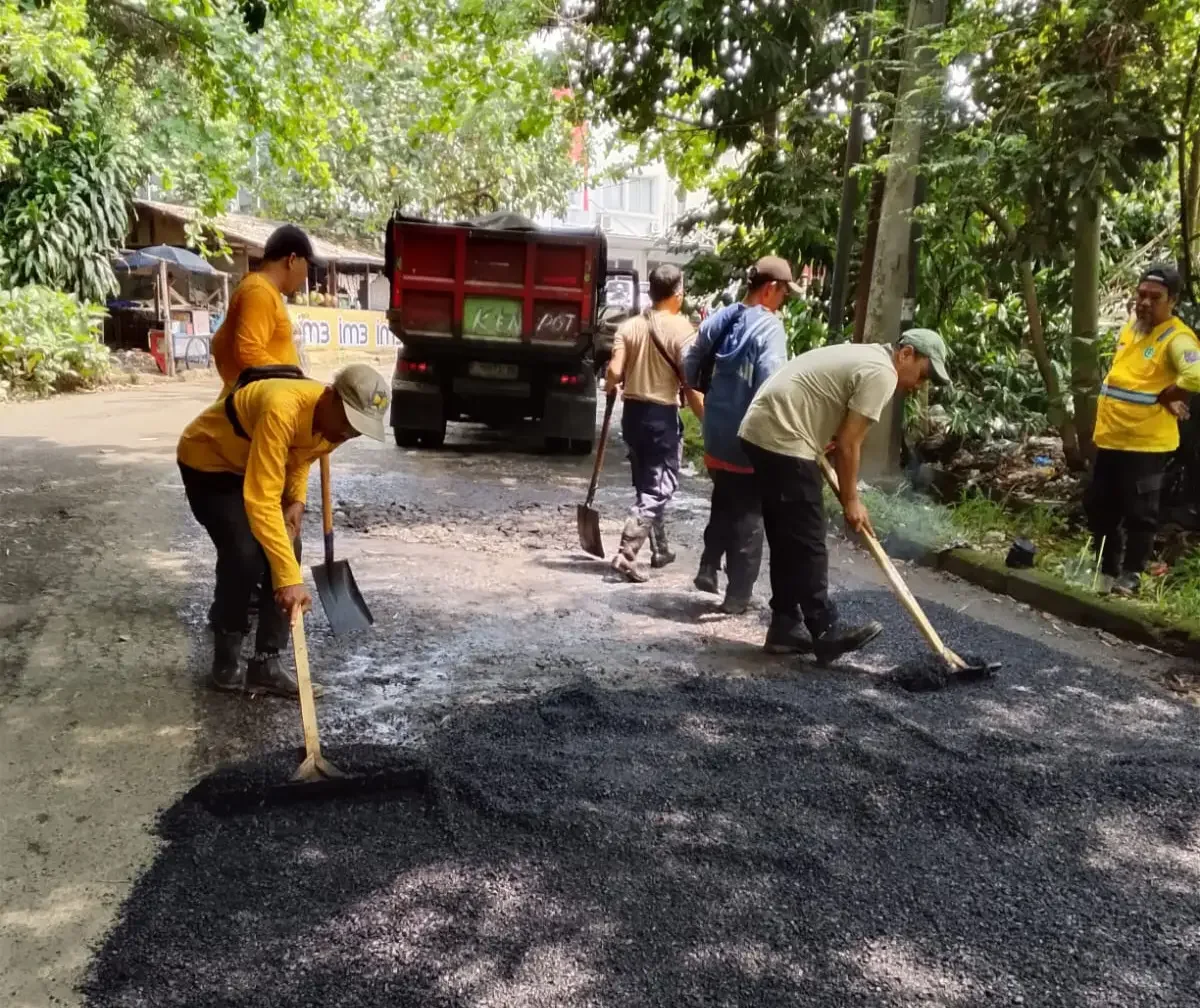 Satgas PUPR Kota Depok melakukan pemeliharaan infrastruktur jalan melalui pengaspalan berbahan hotmix di sejumlah titik, Jumat (17/04/26). (Foto:DPUPR)