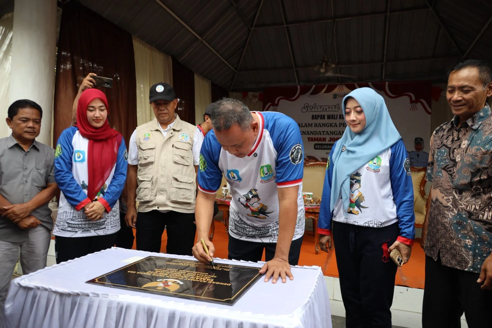 Wali Kota Bekasi, Tri Adhianto meresmikan Taman Joglo RW 12 Kelurahan Bekasijaya.Dok-Diskomimfo Kota Bekasi