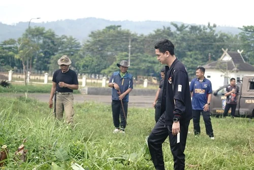 Wakil Bupati M Fajar Aldila beserta jajaran Satpol PP  membersihkan  lokasinya.Dok-Diskomimfosanditik