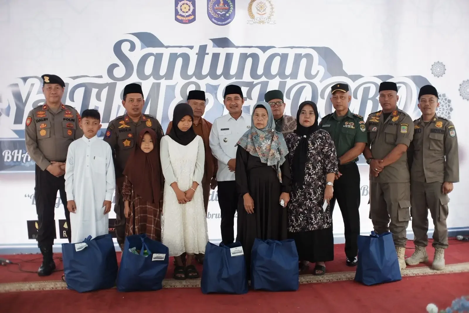 Penyerahan simbolis santunan yatim dan fuquro dari Satpol PP Kota Depok, Rabu (11/02/26). (Foto: JD 01/Diskominfo Depok).