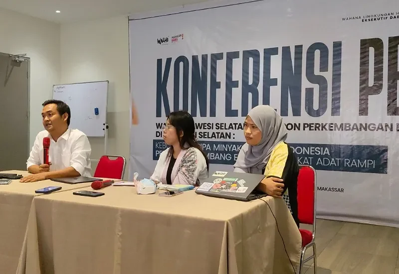 Direktur Eksekutif Walhi Sulsel Al Amin saat konferensi pers di Makassar, Selasa, 26 Agustus 2025.